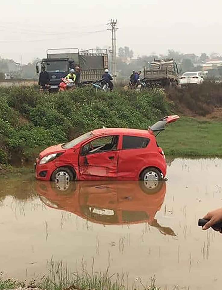 Chiếc Chevrolet Spark Van bị bẹp dúm một bên sườn xe