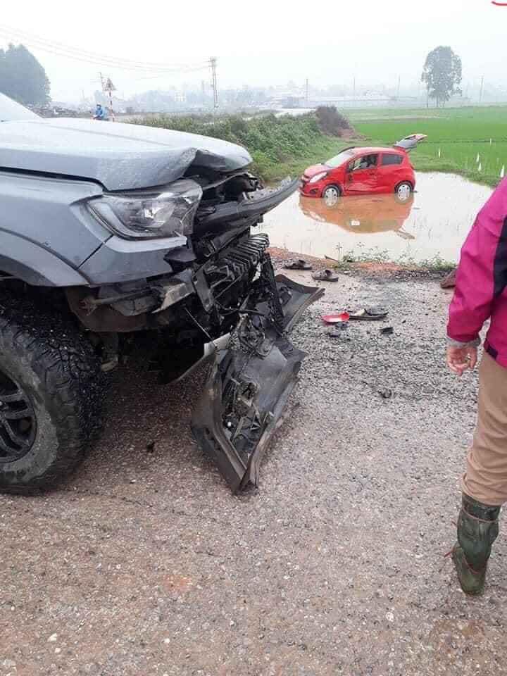 Hiện trường vụ tai nạn giữa chiếc Ford Ranger Raptor và Chevrolet Spark Van