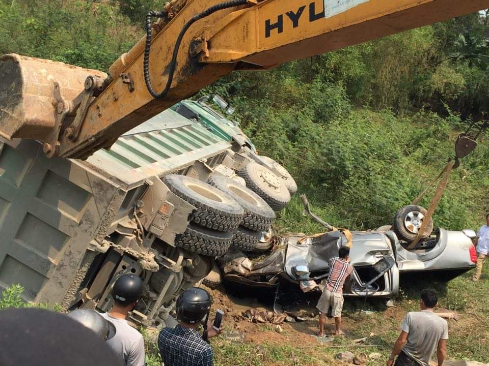 Chiếc xe bán tải Nissan Navara được cẩu đi khỏi hiện trường