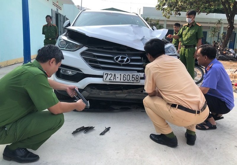 Chiếc &ocirc; t&ocirc; Hyundai Santa Fe t&ocirc;ng tr&uacute;ng đại &uacute;y T.