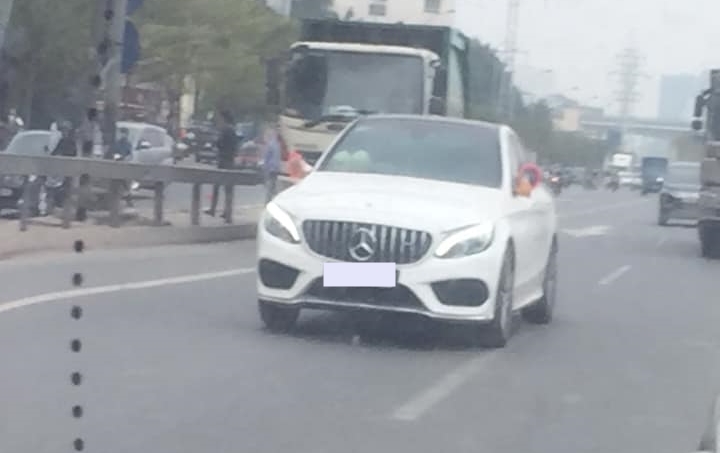 Gương chiếu hậu chính hãng của Mercedes-Benz C300 AMG có giá không dưới 100 triệu đồng