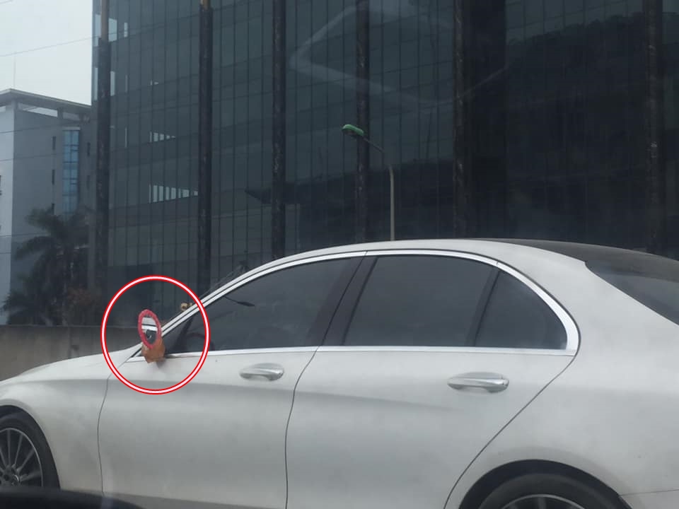 Chiếc gương trang điểm của Mercedes-Benz C300 AMG có màu hồng