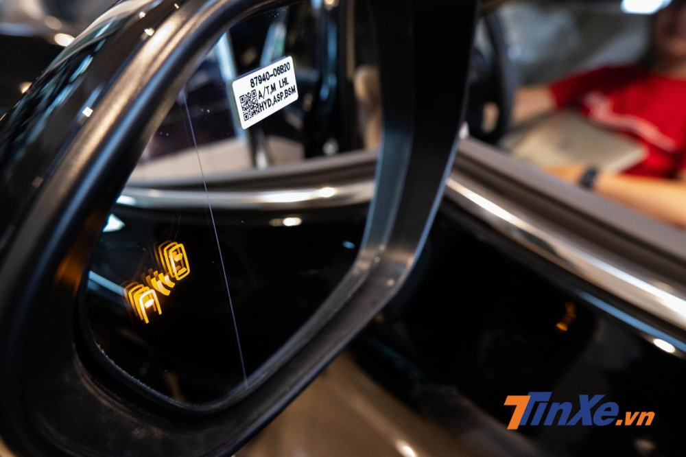 Là một mẫu xe sang nhưng Mercedes-Benz C 180 2020 lại không có cảnh báo điểm mù như Toyota Camry