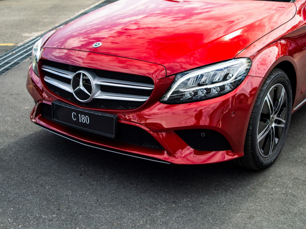 Kế thừa thiết kế từ C 200, Mercedes-Benz C 180 2020 hiển nhiên sở hữu vẻ đẹp sang trọng hơn hẳn Toyota Camry