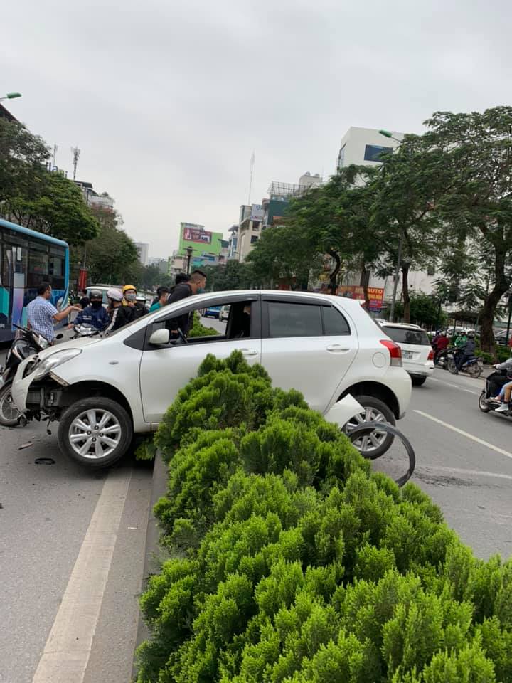 Chiếc Toyota Yaris nằm vắt ngang dải phân cách