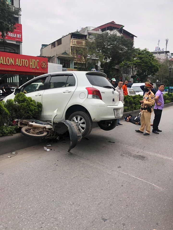 Chiếc Toyota Yaris cuốn chiếc xe máy vào gầm