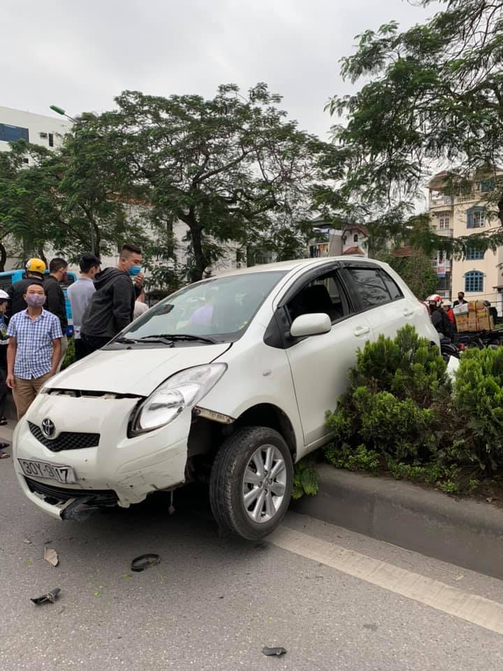 Chiếc Toyota Yaris bị vỡ nát đầu xe