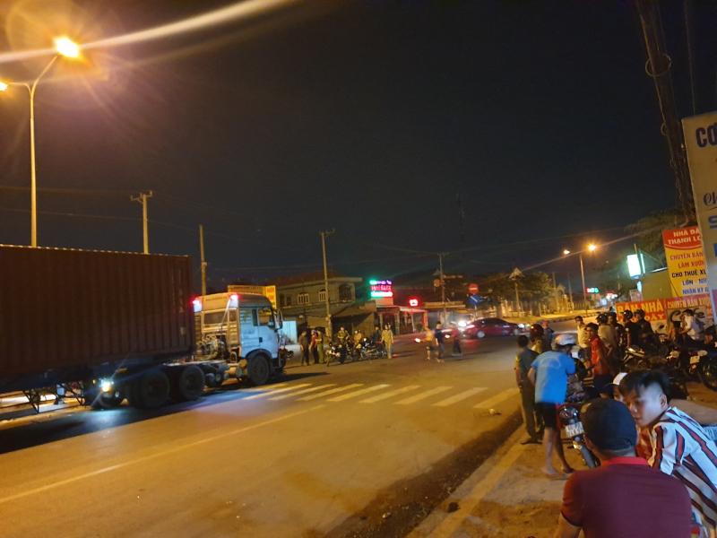 Hiện trường vụ tai nạn xe m&aacute;y chở 3 t&ocirc;ng v&agrave;o xe container ở B&igrave;nh Dương v&agrave;o khuya h&ocirc;m qua