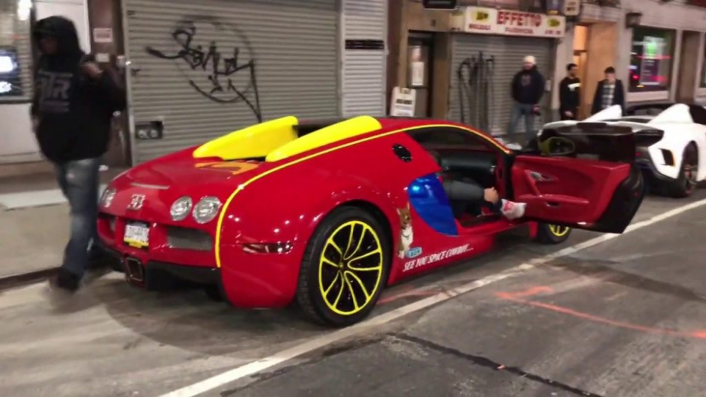 Mỗi chi tiết trên chiếc siêu xe Bugatti Veyron mui trần của rapper Lil Uzi Vert lại được phối với các mảng màu ấn tượng khác nhau đem lại một vẻ ngoài không đụng hàng cho xe.