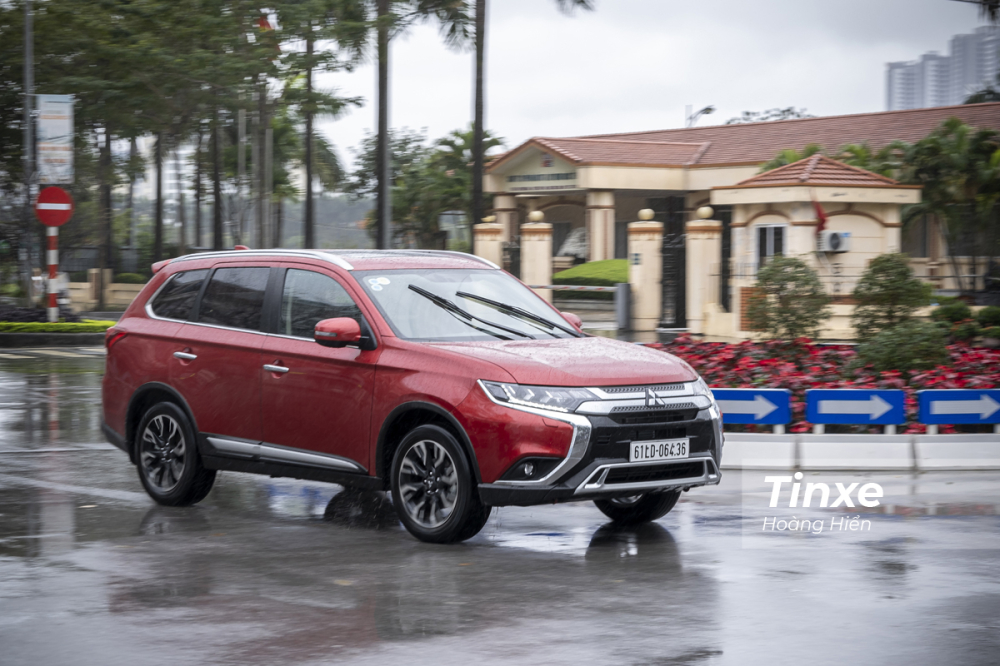 Khả năng cách âm thân vỏ, cách âm khoang máy là những điểm cộng lớn của Mitsubishi Outlander 2020.