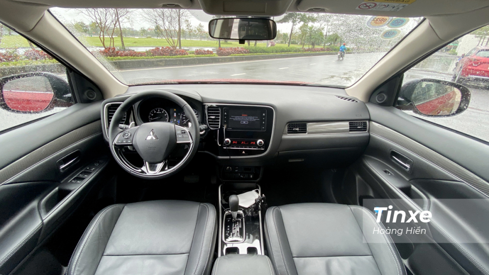Nội thất của Mitsubishi Outlander 2020 khá đơn giản và kém sự bóng bẩy nếu so sánh với các đối thủ cùng phân khúc.