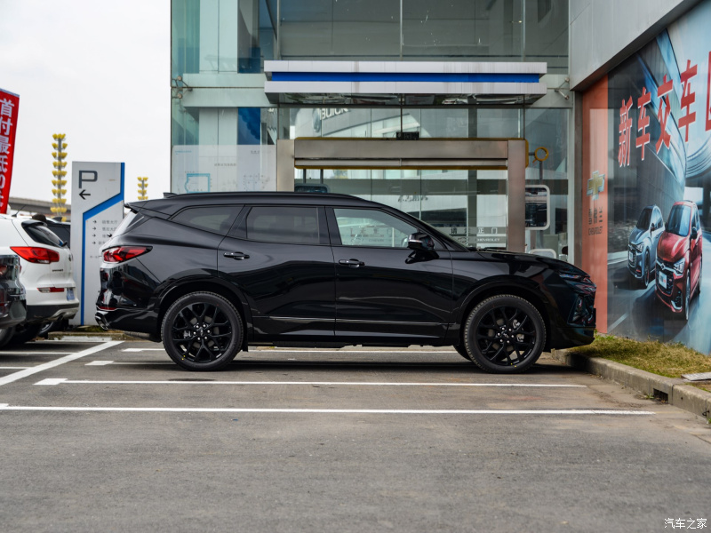 Chevrolet Blazer 2021 nhìn từ bên sườn