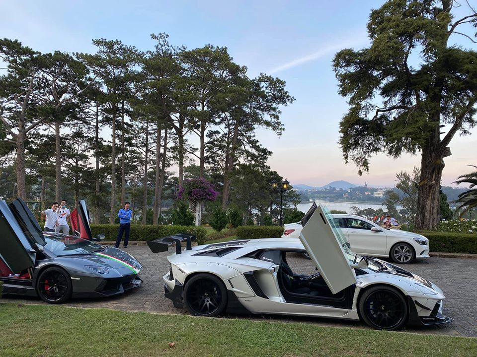 Một số du khách tò mò và thích thú khi thấy hai chiếc siêu xe Lamborghini Aventador LP700-4 lên Đà Lạt vào những ngày dịch COVID-19 đang diễn biến phức tạp tại Việt NAm Một số du khách tò mò và thích thú khi thấy hai chiếc siêu xe Lamborghini Aventador LP700-4 lên Đà Lạt vào những ngày dịch COVID-19 đang diễn biến phức tạp tại Việt NAm