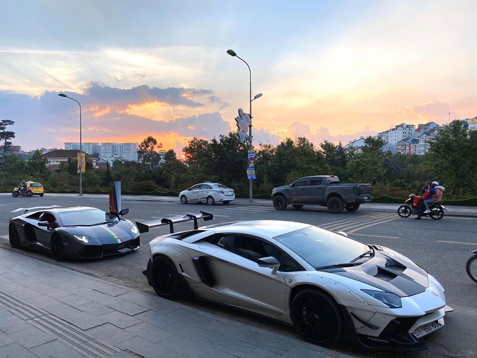 Hai chiếc siêu xe Lamborghini Aventador LP700-4 độ khủng đón hoàng hôn tại Đà Lạt Hai chiếc siêu xe Lamborghini Aventador LP700-4 độ khủng đón hoàng hôn tại Đà Lạt