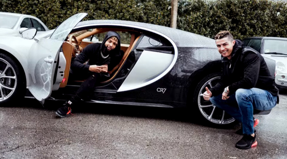 Logo CR7 bên sườn xe Bugatti Chiron Logo CR7 bên sườn xe Bugatti Chiron