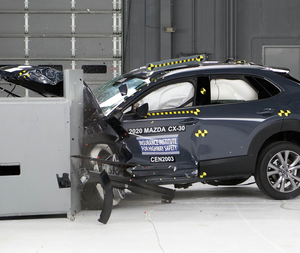 Hình ảnh Mazda CX-30 2020 trong bài thử nghiệm của IIHS