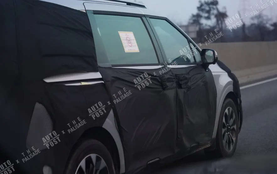 Kia Sedona 2021 có viền cửa sổ thẳng hơn trước và thiết kế sườn xe giống SUV hơn là MPV
