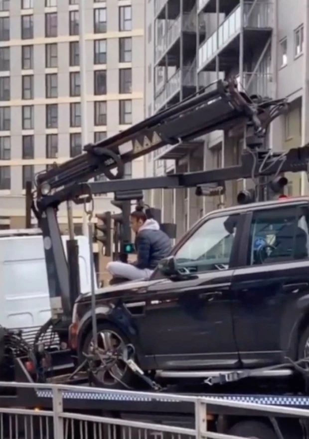 Cả cô gái lẫn chiếc Range Rover đều bị đưa về đồn