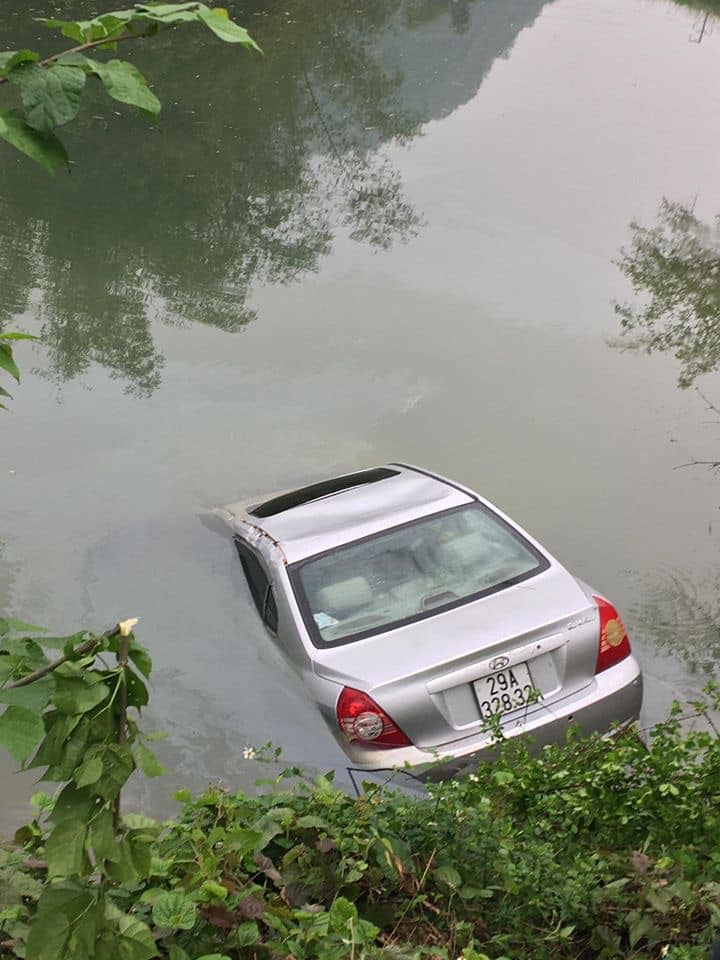 Chiếc &ocirc; t&ocirc; Hyundai được trục vớt l&ecirc;n bờ