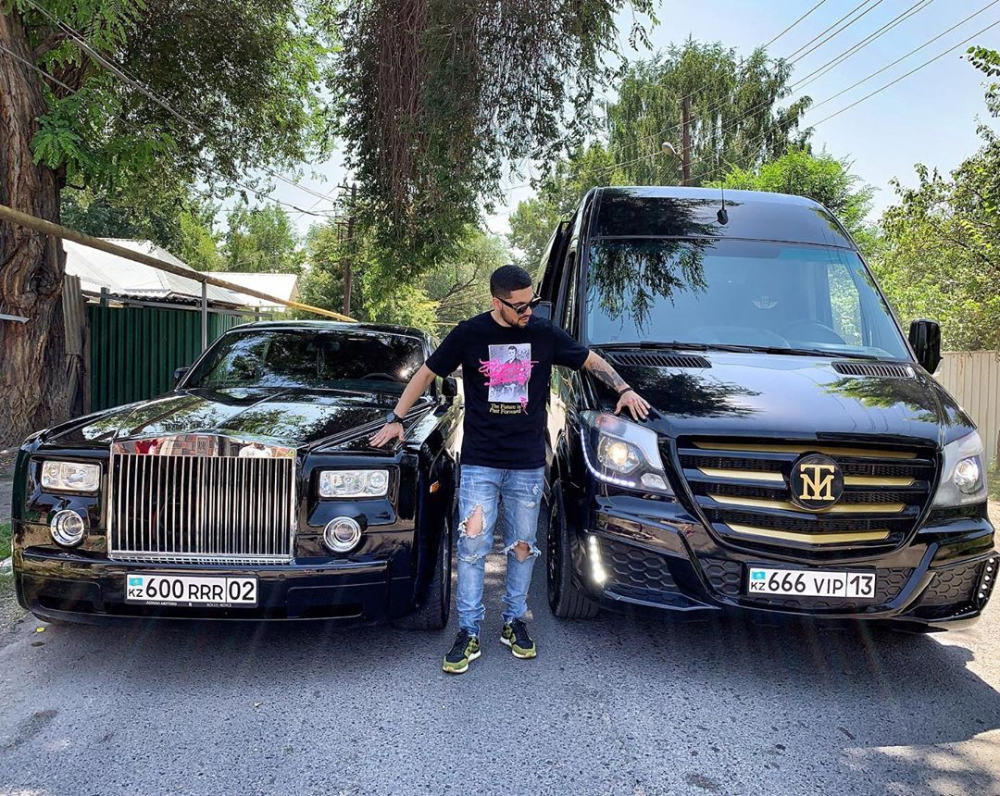 Tair Marassulov b&ecirc;n cạnh Rolls-Royce Phantom