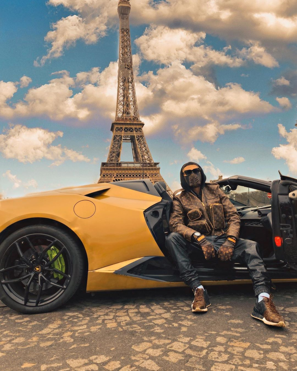 Thiếu gia Kazakhstan đeo khẩu trang Louis Vuitton ph&ograve;ng dịch Covid-19 chụp ảnh c&ugrave;ng si&ecirc;u xe Lamborghini Huracan mui trần v&agrave; biểu tượng của nước Ph&aacute;p l&agrave; th&aacute;p Eiffel
