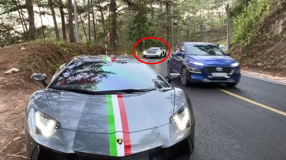 Hai chiếc si&ecirc;u xe Lamborghini Aventador LP700-4 tr&ecirc;n đ&egrave;o dẫn l&ecirc;n th&agrave;nh phố Đ&agrave; Lạt