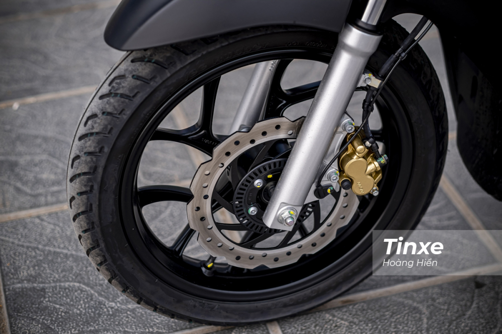 Lốp xe trong nước vẫn l&agrave; loại Vee Rubber, kh&ocirc;ng phải Michelin City Grip như phi&ecirc;n bản quốc tế.