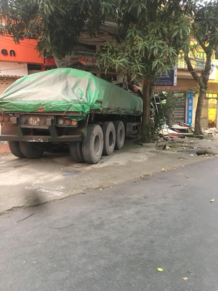 Hiện trường vụ tai nạn tại thị trấn Vĩnh Bảo của Hải Phòng