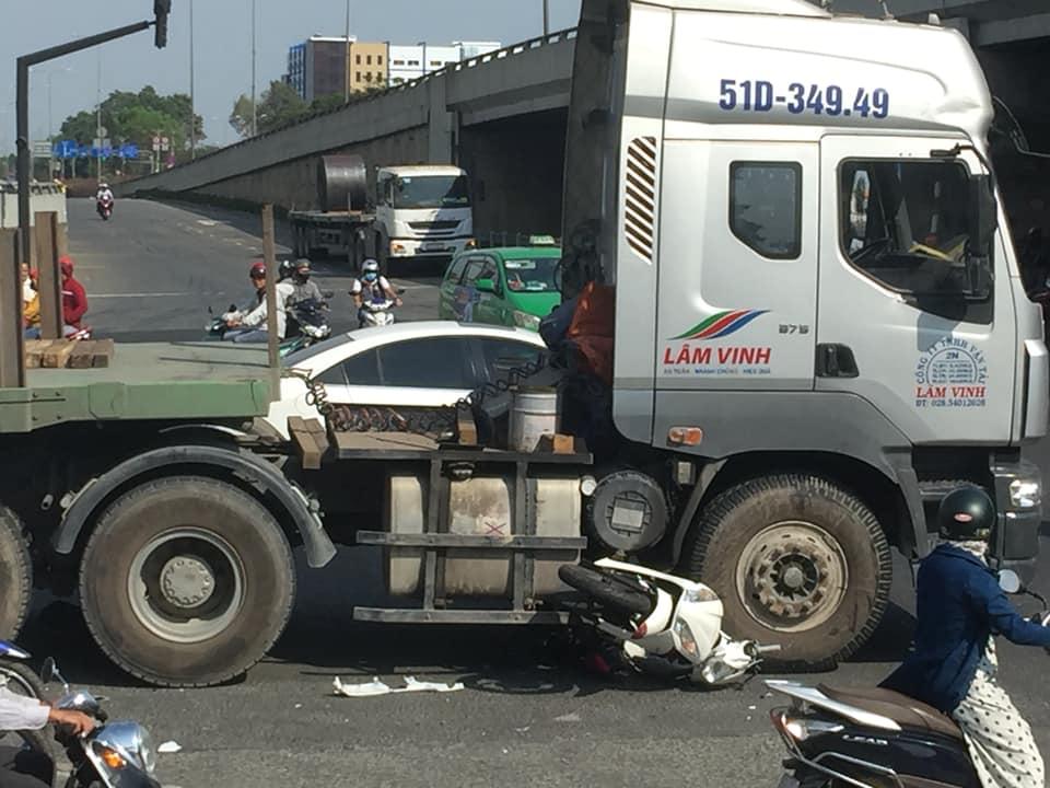 Hiện trường vụ tai nạn tại gần cầu vượt Linh Xu&acirc;n