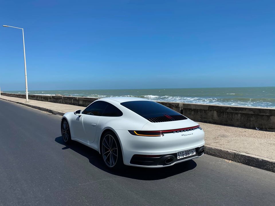  Gi&aacute; xe Porsche ph&acirc;n phối ch&iacute;nh h&atilde;ng d&ograve;ng 911 Carrera S 2020 của vợ chồng Cường Đ&ocirc;-la bắt đầu từ 7,65 tỷ đồng cho bản ti&ecirc;u chuẩn. Cặp đ&ocirc;i Porsche 911 thế hệ mới đầu ti&ecirc;n về Việt Nam c&oacute; m&agrave;u sơn tuỳ chọn với gi&aacute; dao động từ 80 triệu đến gần 300 triệu đồng 