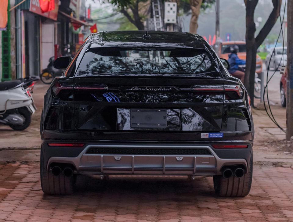 Đối lập ngoại thất sơn màu đen, chiếc siêu SUV Lamborghini Urus của chồng siêu mẫu Ngọc Thạch còn có các chi tiết sơn màu bạc đối lập, bên cạnh đó là cặp ống xả kép của xe sơn đen nhám.