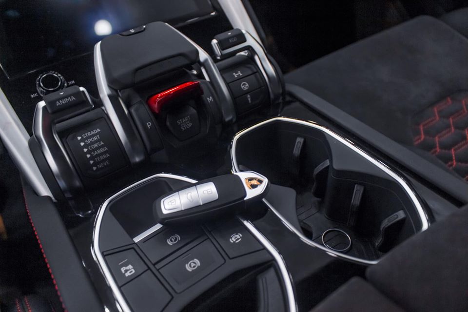 Cận cảnh bảng điều khiển Lamborghini Urus của Dương Kon. Ở bảng điều khiển trung tâm, Lamborghini Urus được trang bị 2 màn hình giải trí và kết nối hệ thống thông tin giải trí Lamborghini (LIS). Ở màn hình trên cùng sẽ đảm nhận nhiệm vụ như hệ thống thông tin giải trí, định vị, điện thoại và thông tin trạng thái xe. Màn hình phía dưới dùng để điều khiển các tính năng như điều hoà nhiệt độ, bàn phím. Ngoài hệ thống giải trí, Urus cũng là chiếc xe Lamborghini hiếm hoi có khoang hành lý hào phóng khi có sức chứa 616 lít, khi gập 2 hàng ghế sau lại, sức chứa này có thể lên đến 1.596 lít.
