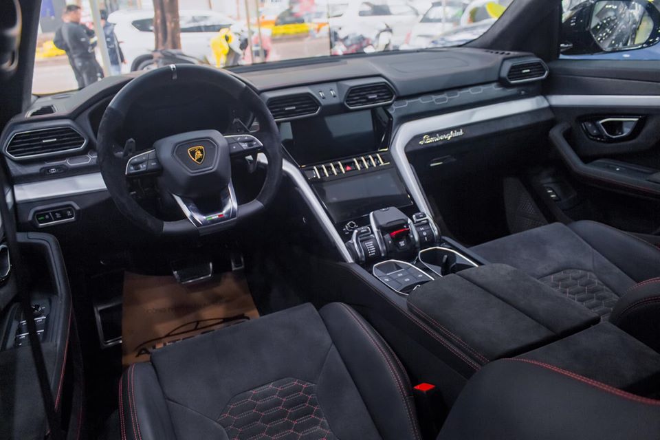 Nội thất siêu SUV Lamborghini Urus của chồng siêu mẫu Ngọc Thạch