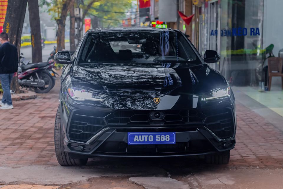 Số lượng dòng xe siêu SUV Lamborghini Urus đang có mặt tại Việt Nam đã nâng lên con số 8 sau khi một chiếc Lamborghini Urus màu đen được khui công vào chiều ngày 11/3/2020. Chiếc Lamborghini Urus này thuộc sở hữu của Đỗ Bình Dương, hay còn gọi là Dương Kon, chồng của siêu mẫu Ngọc Thạch