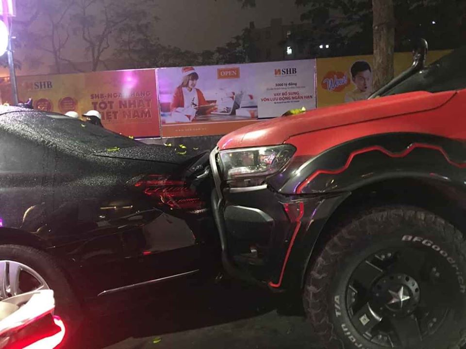 Hiện trường vụ va chạm giao thông của Ford Ranger và Mercedes-Benz S-Class tại Hà Nội vào tối qua Hiện trường vụ va chạm giao thông của Ford Ranger và Mercedes-Benz S-Class tại Hà Nội vào tối qua