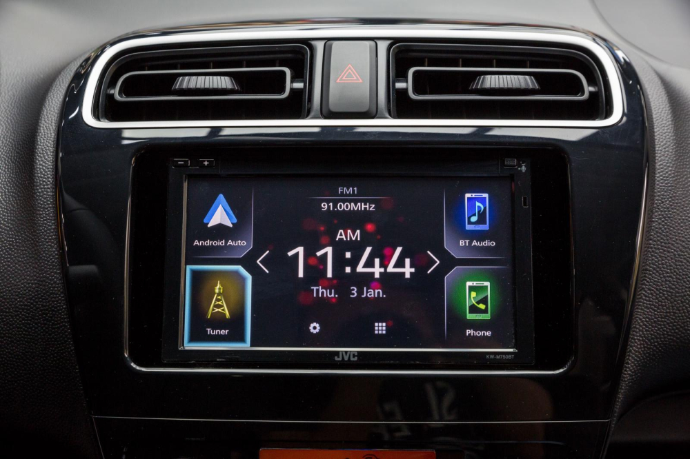 M&agrave;n h&igrave;nh giải tr&iacute; n&acirc;ng cấp l&ecirc;n 7 inch, c&oacute; hỗ trợ kết nối Apple CarPlay/ Android Auto