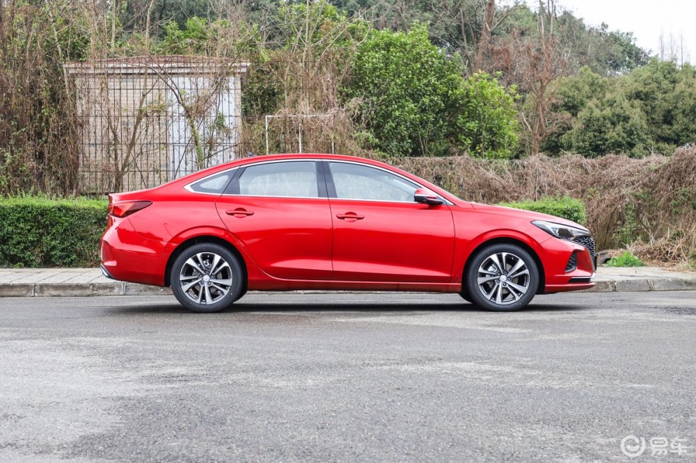 Phía sườn của Changan Eado Plus trông khá đơn điệu