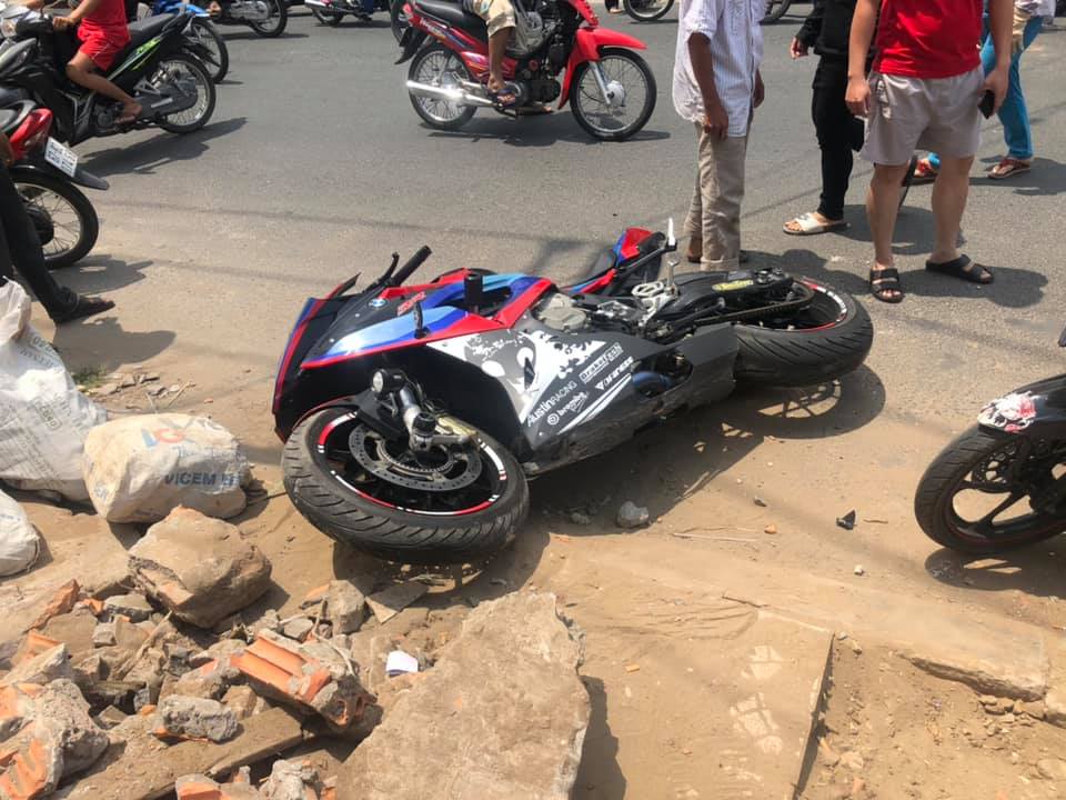 Chiếc xe phân khối lớn mang nhãn hiệu BMW S1000RR trượt dài vào vỉa hè Chiếc xe phân khối lớn mang nhãn hiệu BMW S1000RR trượt dài vào vỉa hè