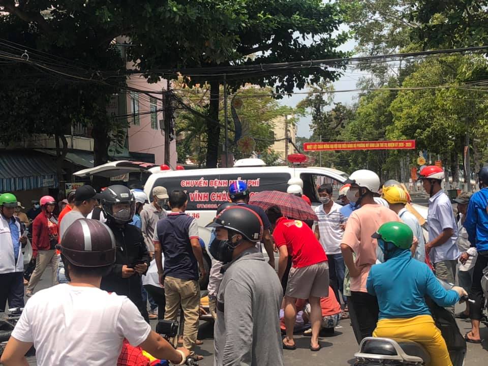 Nam sinh điều khiển xe tay ga được hỗ trợ đưa vào bệnh viện cấp cứu Nam sinh điều khiển xe tay ga được hỗ trợ đưa vào bệnh viện cấp cứu