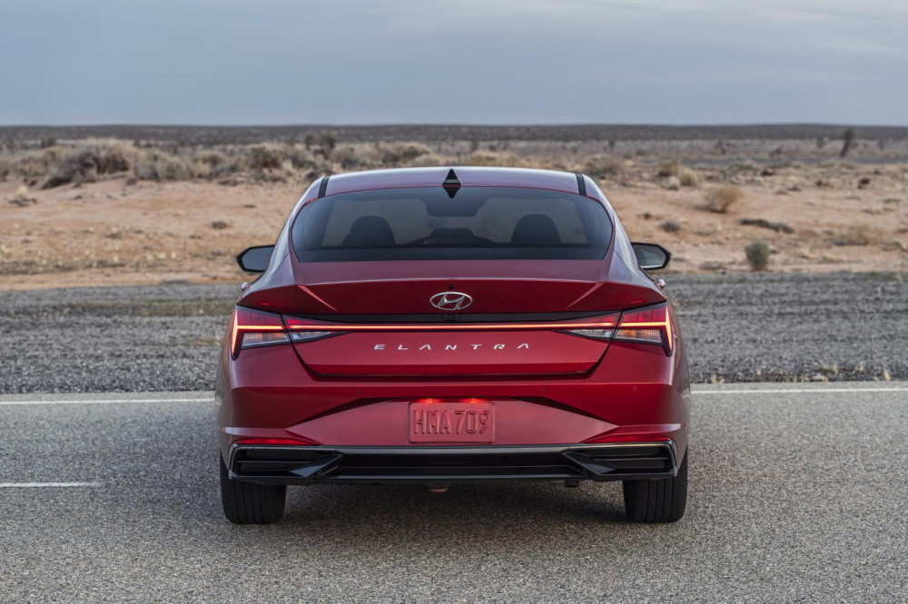 Cụm đ&egrave;n hậu l&agrave; điểm nhấn của Hyundai Elantra 2021 khi nh&igrave;n từ ph&iacute;a sau