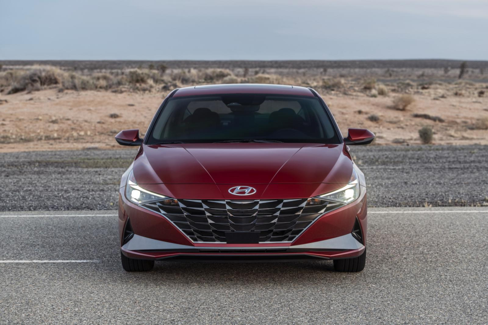 Cận cảnh đầu xe của Hyundai Elantra 2021 với lưới tản nhiệt rộng