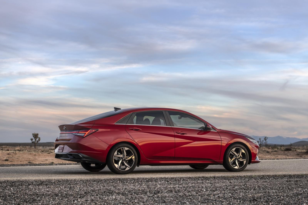 Hyundai Elantra 2021 sở hữu thiết kế sườn xe sắc sảo, g&oacute;c cạnh