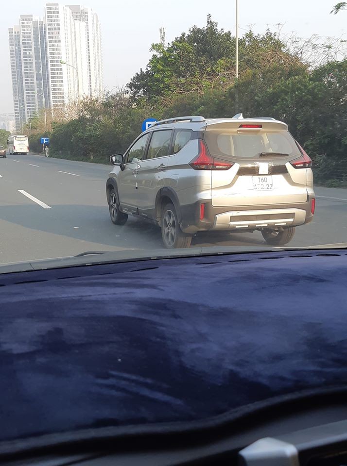 Chiếc Mitsubishi Xpander Cross 2020 chạy tr&ecirc;n đường phố Việt Nam
