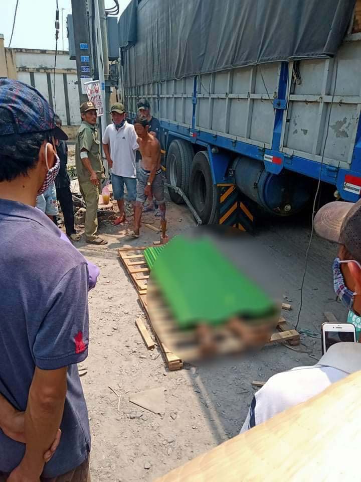 Thi thể t&agrave;i xế của chiếc &ocirc; t&ocirc; tải