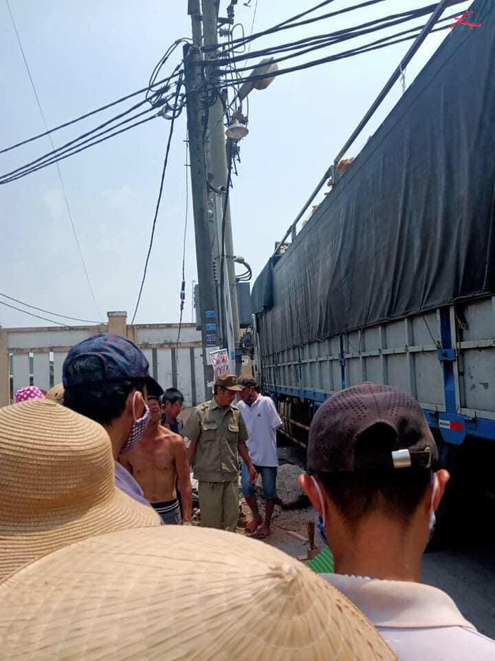 Chiếc &ocirc; t&ocirc; tải đỗ s&aacute;t trạm biến &aacute;p
