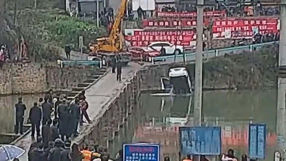 Lực lượng chức năng trục vớt chiếc &ocirc; t&ocirc; l&ecirc;n bờ