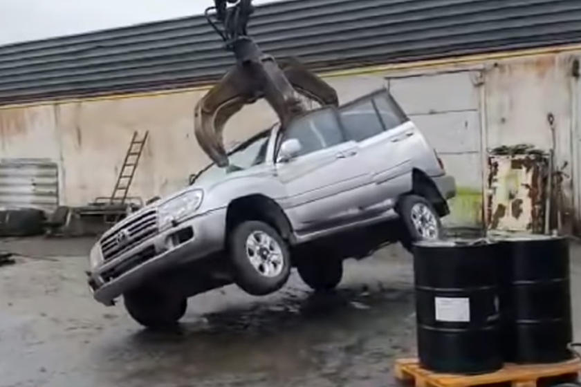 Một chiếc Toyota Land Cruiser chống đạn bị phá hủy bằng máy đào đất