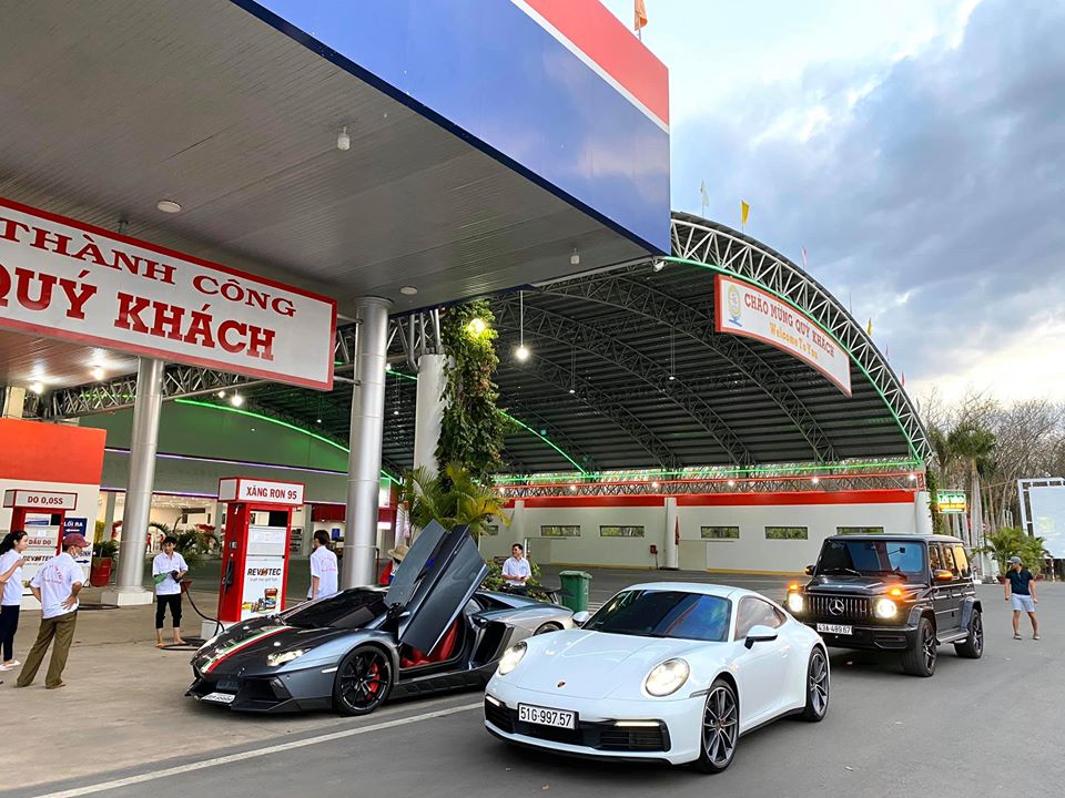 Porsche 911 thế hệ mới của vợ Cường Đ&ocirc;-la hay đi c&ugrave;ng xe Lamborghini Aventador biển tứ qu&yacute; 9 của L&agrave;o