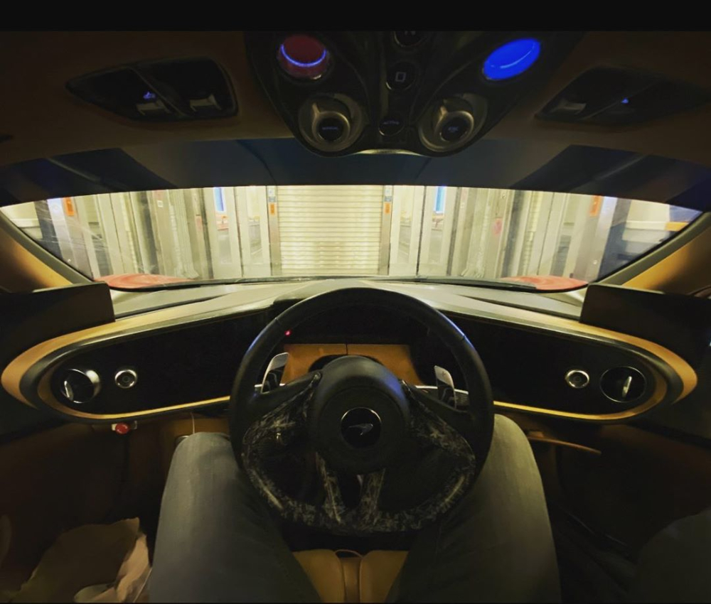 Được ra đời để tri ân siêu xe huyền thoại F1, McLaren Speedtail sở hữu không gian nội thất chỉ có 3 chỗ ngồi với ghế lái bằng sợi carbon nằm giữa. Tuy nhiên, sự tương đồng giữa F1 và Speedtail cũng dừng ở đây khi siêu xe mới của McLaren sử dụng hệ thống động cơ hybrid có công suất tối đa 1.035 mã lực và mô-men xoắn cực đại 1.149 Nm. Được ra đời để tri ân siêu xe huyền thoại F1, McLaren Speedtail sở hữu không gian nội thất chỉ có 3 chỗ ngồi với ghế lái bằng sợi carbon nằm giữa. Tuy nhiên, sự tương đồng giữa F1 và Speedtail cũng dừng ở đây khi siêu xe mới của McLaren sử dụng hệ thống động cơ hybrid có công suất tối đa 1.035 mã lực và mô-men xoắn cực đại 1.149 Nm.