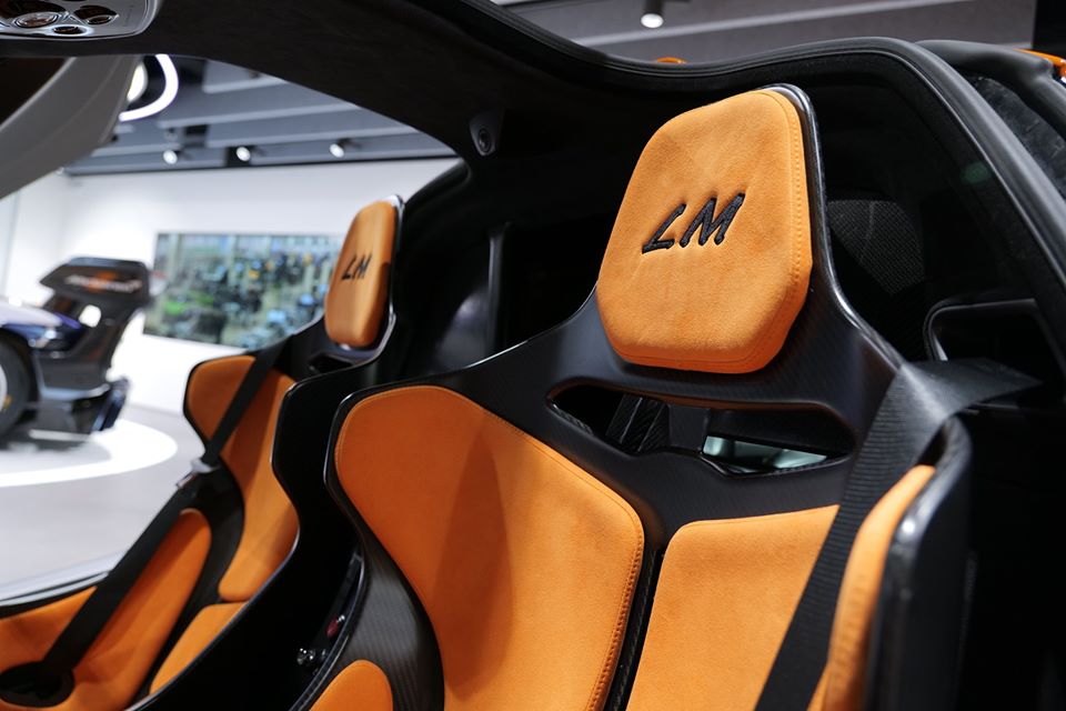 C&aacute;c ghế ngồi của xe McLaren Senna LeMans được bọc da Alcantara m&agrave;u cam c&ugrave;ng với khung ghế bằng sợi carbon.